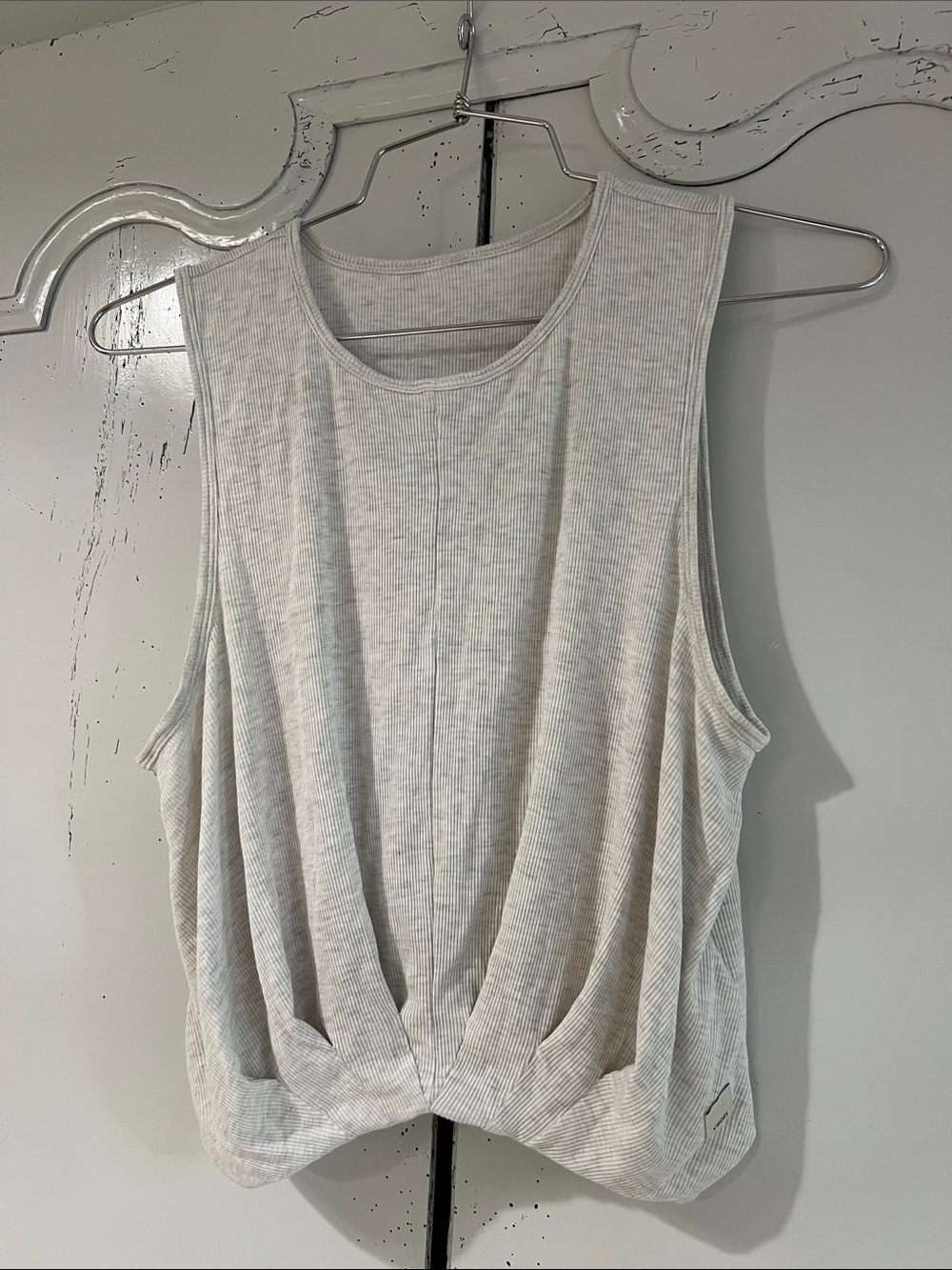 Vuori Lizette Pleated Crop Tank Top in Heathered Gray, M